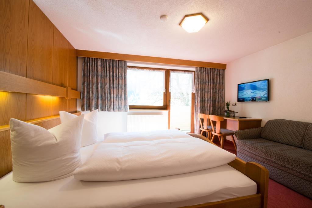 Garni Mathonerhof Hotel Ischgl Room photo