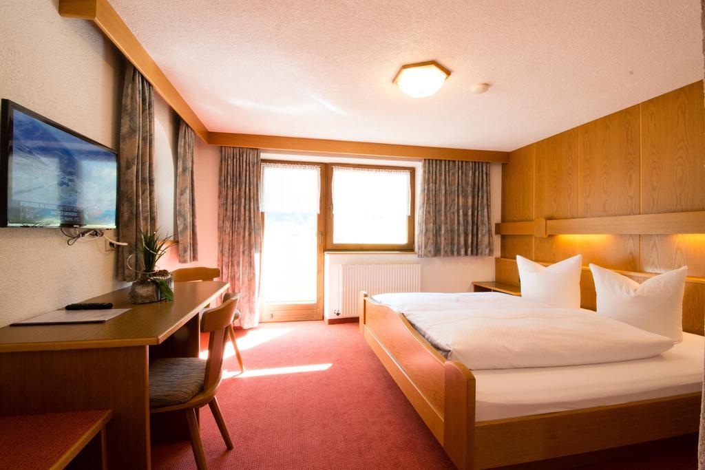 Garni Mathonerhof Hotel Ischgl Room photo